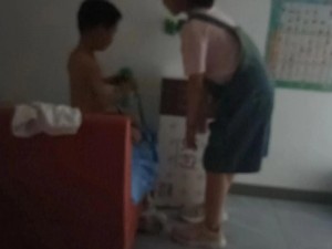 小孩半夜喂姐姐吃东西好不好？这种行为会对姐姐的健康造成影响吗？